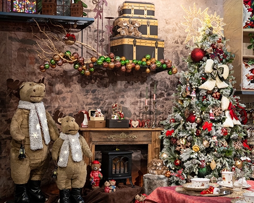 Décoration de Noël avec sapin et peluches d'élans.